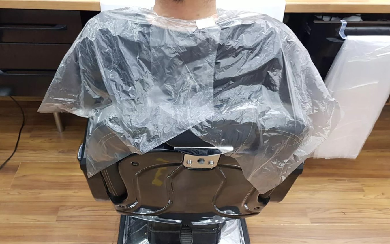 50%20Adet%20Tek%20Kullanımlık%20Naylon%20Kuaför%20Önlüğü%20Kullan%20At%20100x150%20cm%20Penuar%20Çift%20Taraflı%20Bant%20Hediyeli