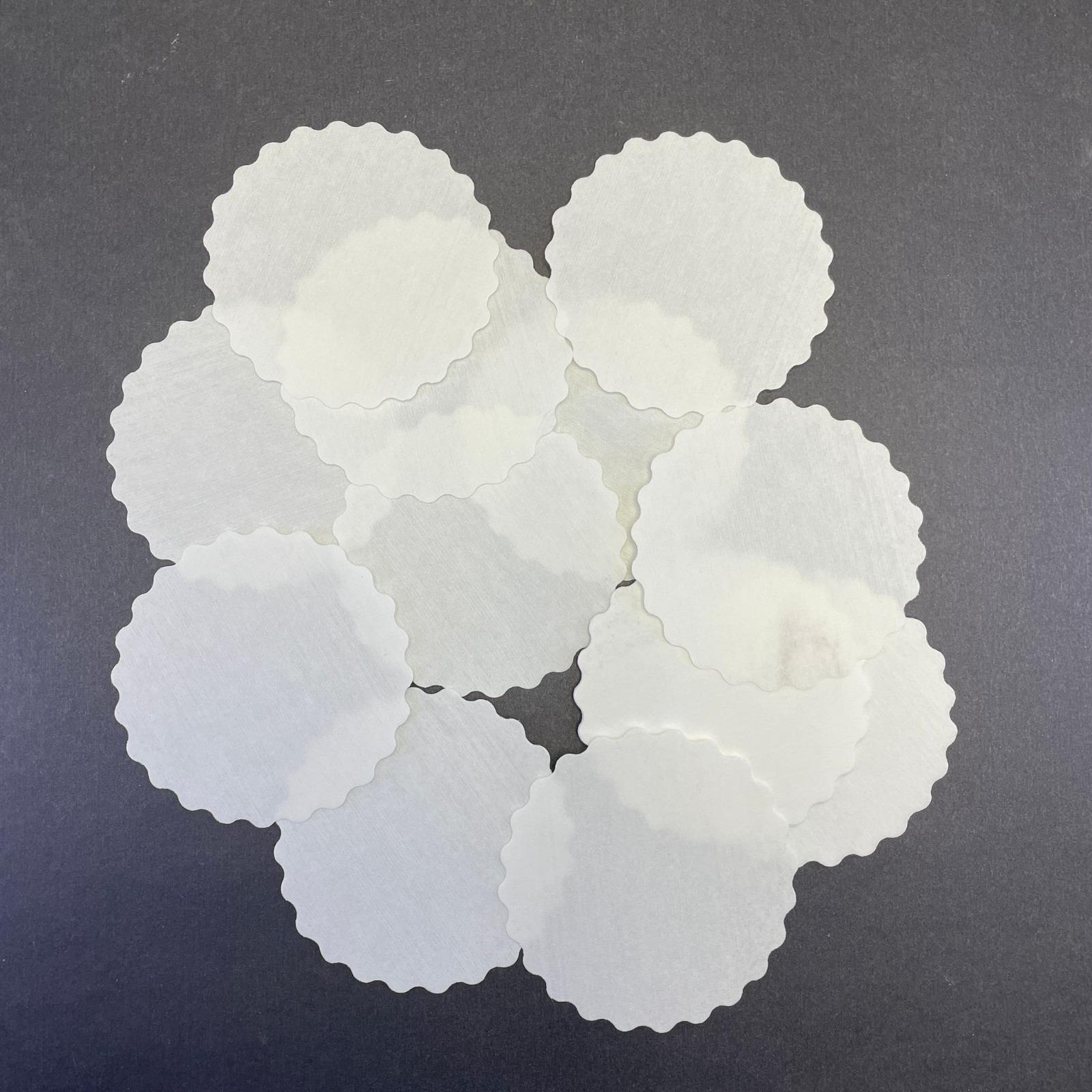 500%20Adet%20Tek%20Kullanımlık%20Beyaz%20Desenli%20Kağıt%20Bardak%20Altlığı%2080%20mm