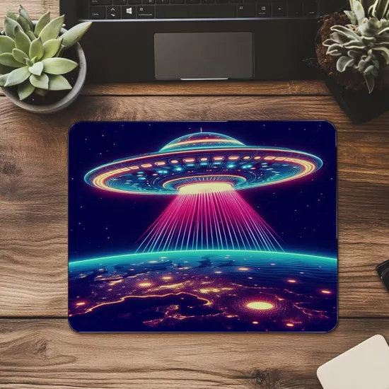 Retro Renkli Uzaylı Aracı Mouse Pad - 19x23 cm 2 mm Dikdörtgen İthal Baskılı Mouse Pad